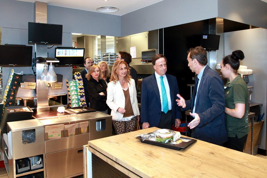 Visita al McDonald´s del Juncal - Imagen del alcalde García de Vinuesa y otras autoridades visitando el interior de las instalaciones.