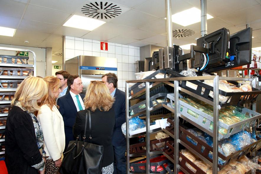 Visita al McDonald´s del Juncal - Imagen del alcalde García de Vinuesa y otras autoridades visitando el interior de las instalaciones.
