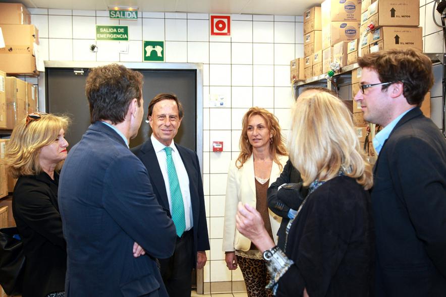 Visita al McDonald´s del Juncal - Imagen del alcalde García de Vinuesa y otras autoridades visitando el interior de las instalaciones.
