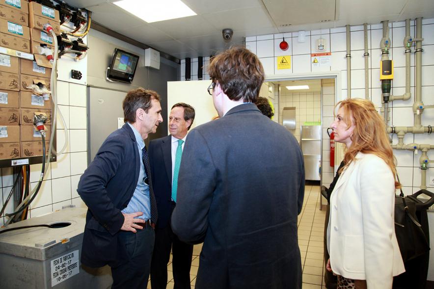 Visita al McDonald´s del Juncal - Imagen del alcalde García de Vinuesa y otras autoridades visitando el interior de las instalaciones.