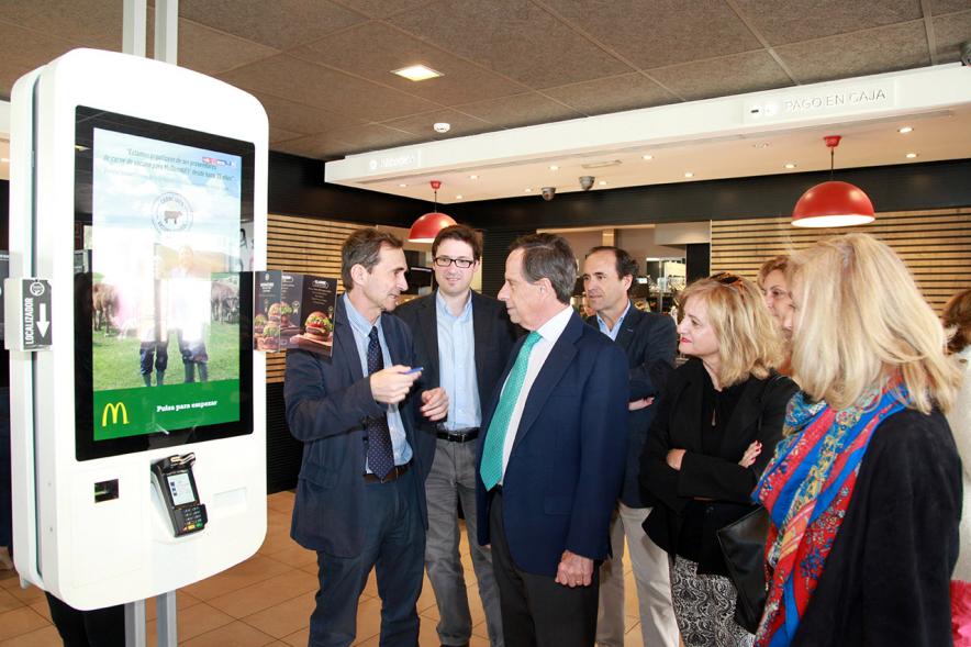 Visita al McDonald´s del Juncal - Imagen del alcalde García de Vinuesa y otras autoridades visitando el interior de las instalaciones.