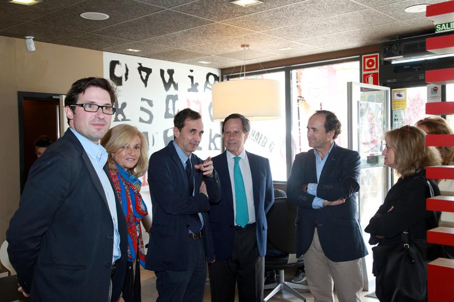 Visita al McDonald´s del Juncal - Imagen del alcalde García de Vinuesa y otras autoridades visitando el interior de las instalaciones.