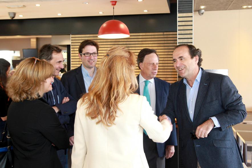 Visita al McDonald´s del Juncal - Imagen del alcalde García de Vinuesa y otras autoridades visitando el interior de las instalaciones.