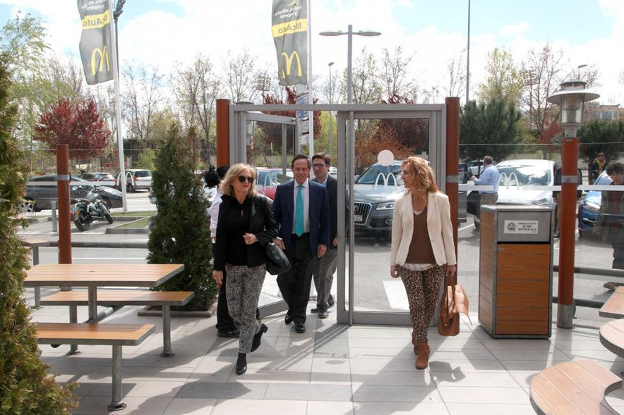 Visita al McDonald´s del Juncal - Imagen de las autoridades llegando a las instalaciones.
