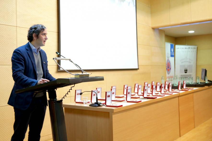 Entrega Medallas de Protección Civil -  Imagen del concejal de Seguridad, Protección Civil, Tráfico y Movilidad Aitor Retolaza en un momento de su discurso.