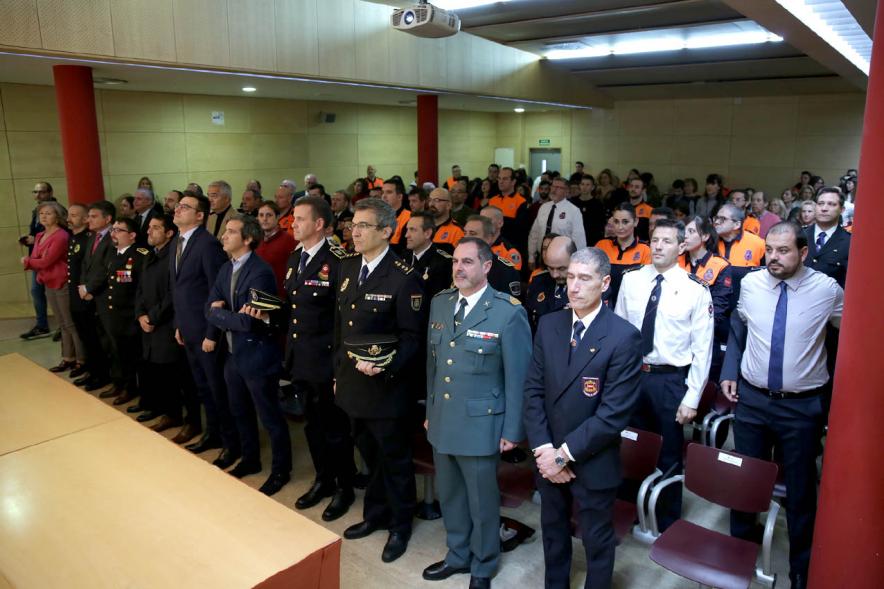 Entrega Medallas de Protección Civil - Imagen panorámica de todas las personas asistentes al acto, en primera fila tenemos a todas las autoridades.