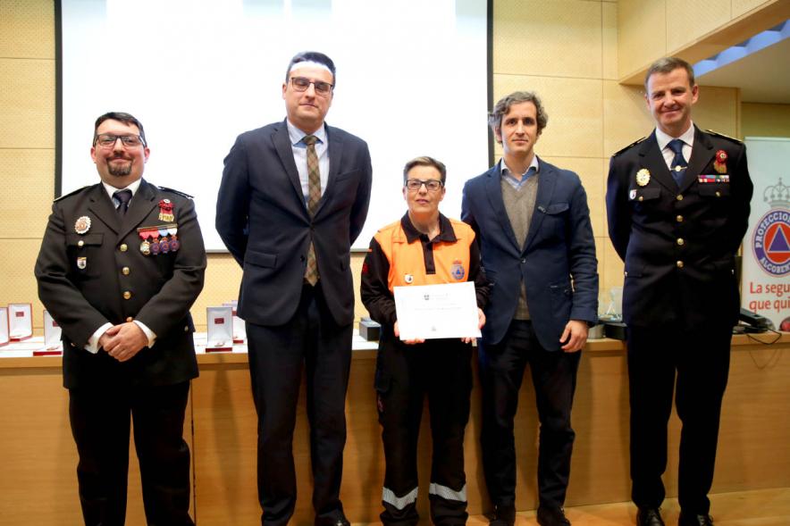 Entrega Medallas de Protección Civil - Imagen del vicealcalde Miguel Ángel Arranz, el concejal Aitor Retolaza,el jefe de la Policía Local Antonio Pardo y el responsable de Protección Civil Moisés Álvarez junto a una condecorada.