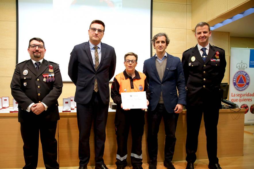 Entrega Medallas de Protección Civil - Imagen del vicealcalde de Alcobendas Miguel Ángel Arranz, el concejal Aitor Retolaza,el jefe de la Policía Local Antonio Pardo y el responsable de Protección Civil Moisés Álvarez junto a una condecorada.