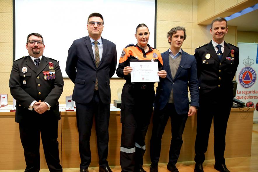 Entrega Medallas de Protección Civil - Imagen del vicealcalde de Alcobendas Miguel Ángel Arranz, el concejal Aitor Retolaza,el jefe de la Policía Local Antonio Pardo y el responsable de Protección Civil Moisés Álvarez junto a una condecorada.