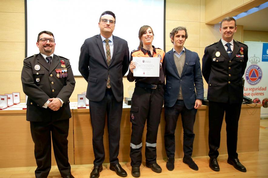 Entrega Medallas de Protección Civil - Imagen del vicealcalde Miguel Ángel Arranz, el concejal Aitor Retolaza,el jefe de la Policía Local Antonio Pardo y el responsable de Protección Civil Moisés Álvarez junto a una condecorada.