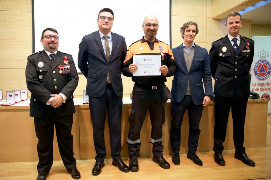 Entrega Medallas de Protección Civil - Imagen del vicealcalde Miguel Ángel Arranz, el concejal Aitor Retolaza,el jefe de la Policía Local Antonio Pardo y el responsable de Protección Civil Moisés Álvarez junto a un condecorado.