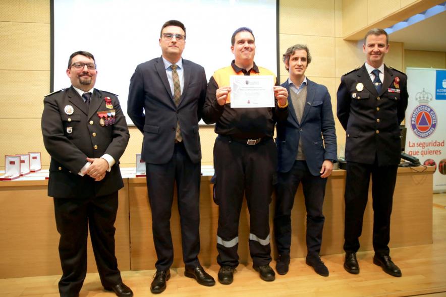 Entrega Medallas de Protección Civil - Imagen del vicealcalde Miguel Ángel Arranz, el concejal Aitor Retolaza,el jefe de la Policía Local Antonio Pardo y el responsable de Protección Civil Moisés Álvarez junto a un condecorado.