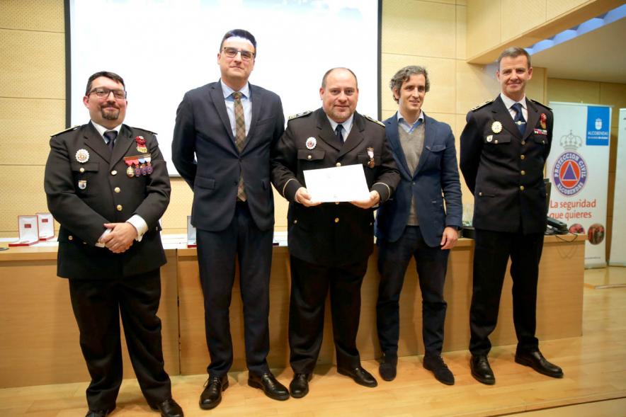 Entrega Medallas de Protección Civil - Imagen del vicealcalde Miguel Ángel Arranz, el concejal Aitor Retolaza,el jefe de la Policía Local Antonio Pardo y el responsable de Protección Civil Moisés Álvarez junto a un condecorado.