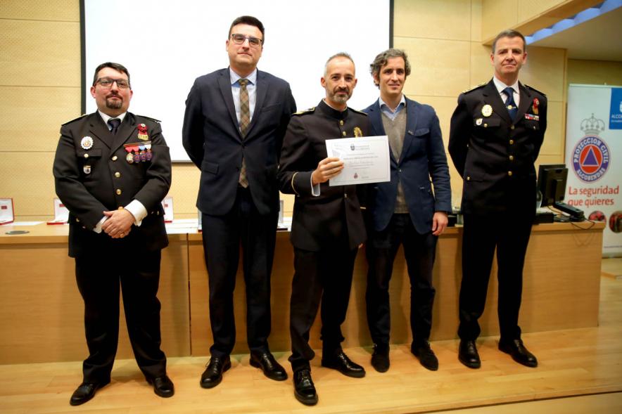 Entrega Medallas de Protección Civil - Imagen del vicealcalde Miguel Ángel Arranz, el concejal Aitor Retolaza,el jefe de la Policía Local Antonio Pardo y el responsable de Protección Civil Moisés Álvarez junto a un condecorado.