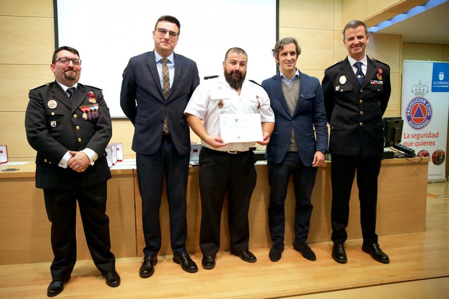 Entrega Medallas de Protección Civil - Imagen del vicealcalde Miguel Ángel Arranz, el concejal Aitor Retolaza,el jefe de la Policía Local Antonio Pardo y el responsable de Protección Civil Moisés Álvarez junto a un condecorado.