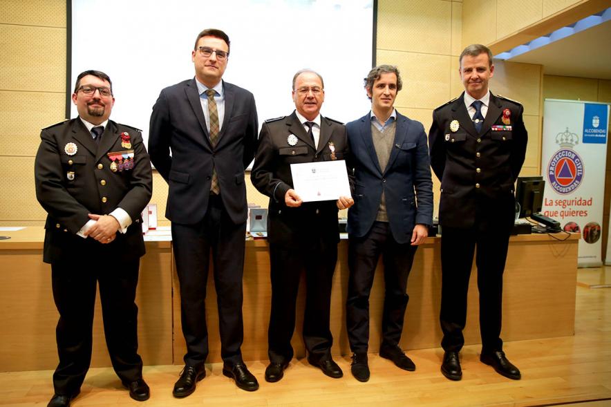 Entrega Medallas de Protección Civil - Imagen del vicealcalde Miguel Ángel Arranz, el concejal Aitor Retolaza,el jefe de la Policía Local Antonio Pardo y el responsable de Protección Civil Moisés Álvarez junto a un condecorado.