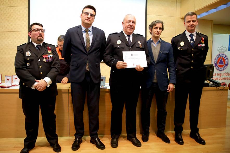 Entrega Medallas de Protección Civil - Imagen del vicealcalde Miguel Ángel Arranz, el concejal Aitor Retolaza,el jefe de la Policía Local Antonio Pardo y el responsable de Protección Civil Moisés Álvarez junto a un condecorado.