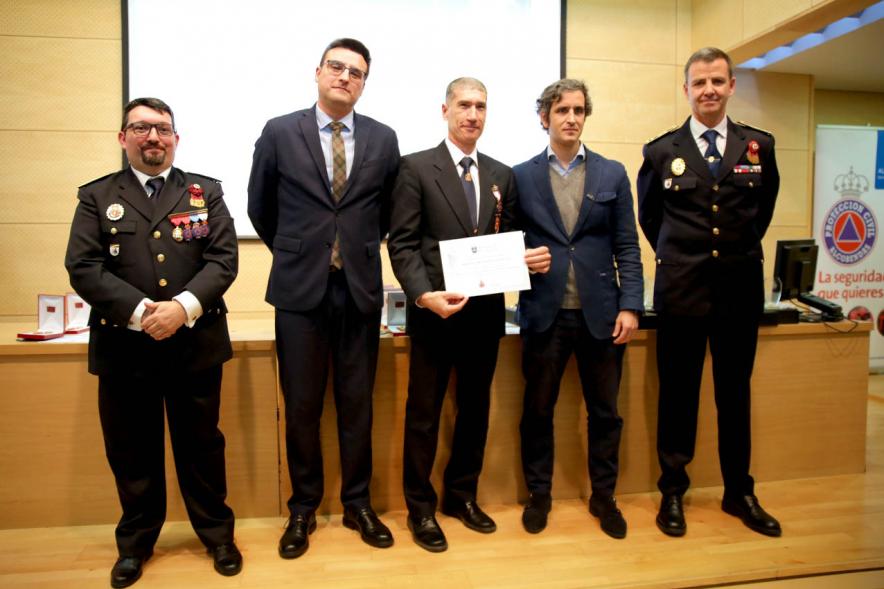 Entrega Medallas de Protección Civil - Imagen del vicealcalde Miguel Ángel Arranz, el concejal Aitor Retolaza,el jefe de la Policía Local Antonio Pardo y el responsable de Protección Civil Moisés Álvarez junto a un condecorado.