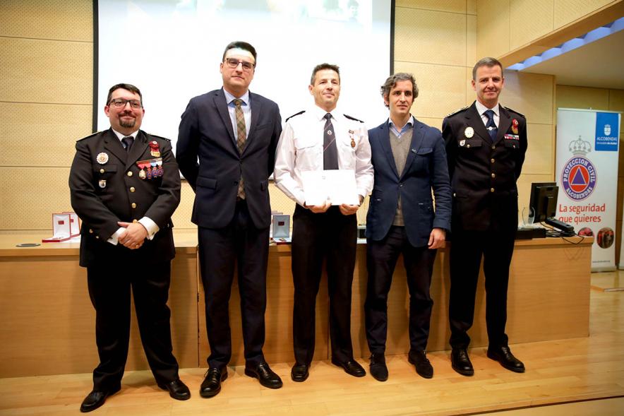 Entrega Medallas de Protección Civil - Imagen del vicealcalde Miguel Ángel Arranz, el concejal Aitor Retolaza,el jefe de la Policía Local Antonio Pardo y el responsable de Protección Civil Moisés Álvarez junto a un condecorado.
