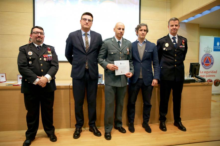 Entrega Medallas de Protección Civil - Imagen del vicealcalde de Alcobendas Miguel Ángel Arranz, el concejal Aitor Retolaza,el jefe de la Policía Local Antonio Pardo y el responsable de Protección Civil Moisés Álvarez junto a un condecorado.