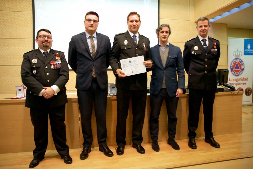 Entrega Medallas de Protección Civil - Imagen del vicealcalde de Alcobendas Miguel Ángel Arranz, el concejal Aitor Retolaza,el jefe de la Policía Local Antonio Pardo y el responsable de Protección Civil Moisés Álvarez junto a un condecorado.