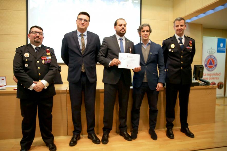 Entrega Medallas de Protección Civil - Imagen del vicealcalde de Alcobendas Miguel Ángel Arranz, el concejal Aitor Retolaza,el jefe de la Policía Local Antonio Pardo y el responsable de Protección Civil Moisés Álvarez junto a un condecorado.
