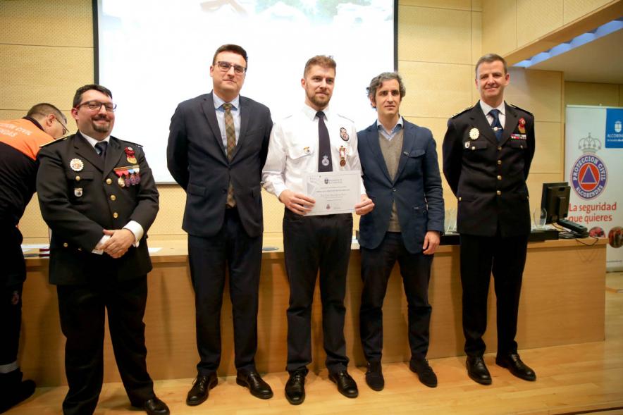 Entrega Medallas de Protección Civil - Imagen del vicealcalde de Alcobendas Miguel Ángel Arranz, el concejal Aitor Retolaza,el jefe de la Policía Local Antonio Pardo y el responsable de Protección Civil Moisés Álvarez junto a un condecorado.