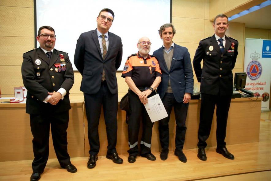 Entrega Medallas de Protección Civil - Imagen del vicealcalde Miguel Ángel Arranz, el concejal Aitor Retolaza,el jefe de la Policía Local Antonio Pardo y el responsable de Protección Civil Moisés Álvarez junto a un condecorado.