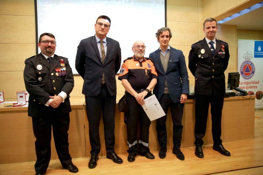 Entrega Medallas de Protección Civil - Imagen del vicealcalde Miguel Ángel Arranz, el concejal Aitor Retolaza,el jefe de la Policía Local Antonio Pardo y el responsable de Protección Civil Moisés Álvarez junto a un condecorado.