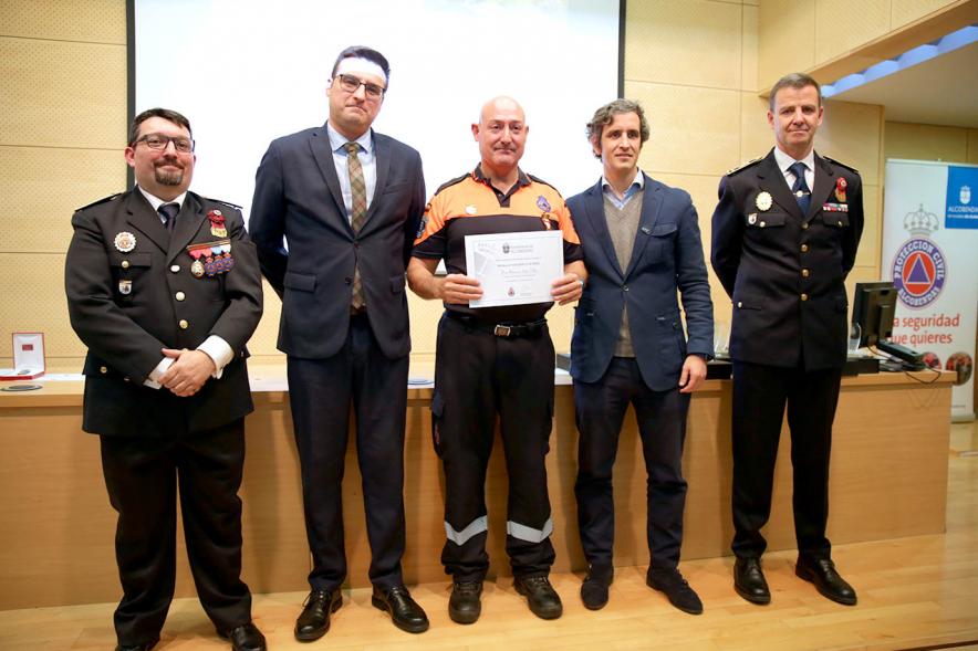 Entrega Medallas de Protección Civil - Imagen del vicealcalde Miguel Ángel Arranz, el concejal Aitor Retolaza,el jefe de la Policía Local Antonio Pardo y el responsable de Protección Civil Moisés Álvarez junto a un condecorado.