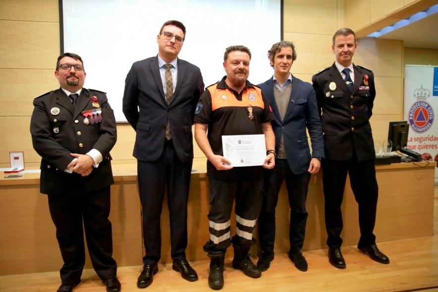 Entrega Medallas de Protección Civil - Imagen del vicealcalde Miguel Ángel Arranz, el concejal Aitor Retolaza,el jefe de la Policía Local Antonio Pardo y el responsable de Protección Civil Moisés Álvarez junto a un condecorado.