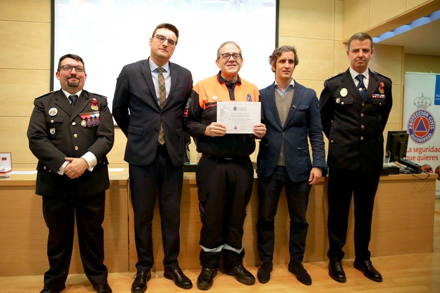 Entrega Medallas de Protección Civil - Imagen del vicealcalde Miguel Ángel Arranz, el concejal Aitor Retolaza,el jefe de la Policía Local Antonio Pardo y el responsable de Protección Civil Moisés Álvarez junto a un condecorado.