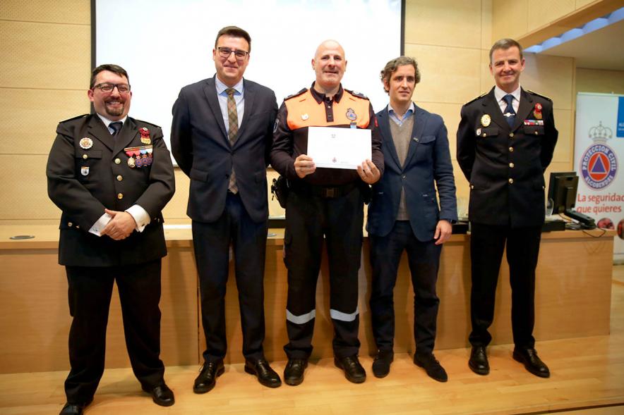 Entrega Medallas de Protección Civil -  Imagen del concejal de Seguridad, Protección Civil, Tráfico y Movilidad Aitor Retolaza en un momento de su discurso.