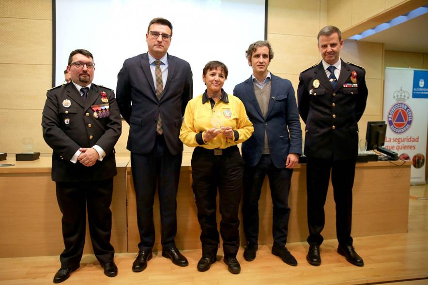 Entrega Medallas de Protección Civil - Imagen del vicealcalde de Alcobendas Miguel Ángel Arranz, el concejal Aitor Retolaza,el jefe de la Policía Local Antonio Pardo y el responsable de Protección Civil Moisés Álvarez junto a una condecorada.