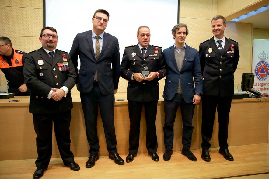 Entrega Medallas de Protección Civil - Imagen del vicealcalde de Alcobendas Miguel Ángel Arranz, el concejal Aitor Retolaza,el jefe de la Policía Local Antonio Pardo y el responsable de Protección Civil Moisés Álvarez junto a un condecorado.