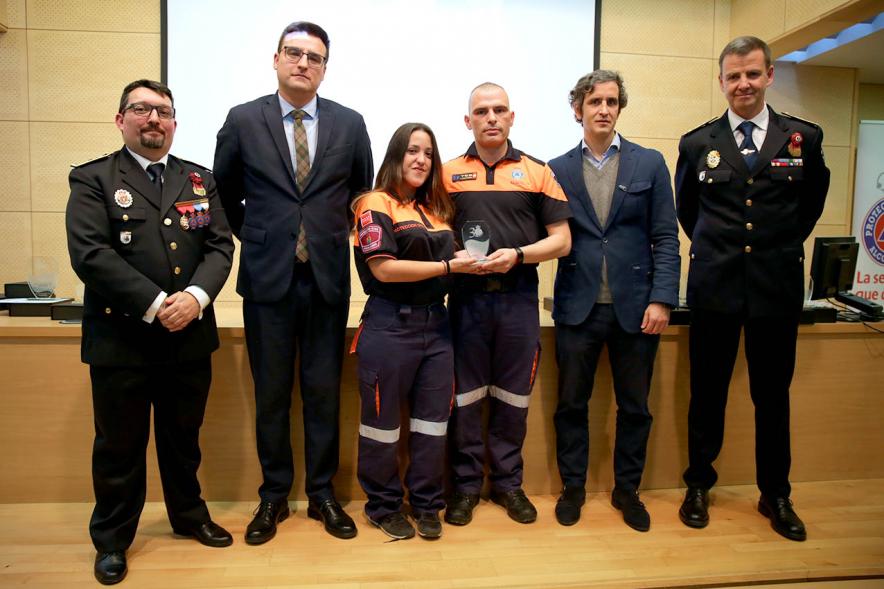 Entrega Medallas de Protección Civil - Imagen del vicealcalde de Alcobendas Miguel Ángel Arranz, el concejal Aitor Retolaza,el jefe de la Policía Local Antonio Pardo y el responsable de Protección Civil Moisés Álvarez junto a unos condecorados.