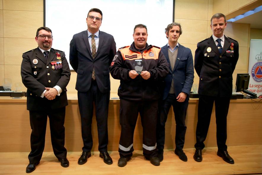 Entrega Medallas de Protección Civil - Imagen del vicealcalde de Alcobendas Miguel Ángel Arranz, el concejal Aitor Retolaza,el jefe de la Policía Local Antonio Pardo y el responsable de Protección Civil Moisés Álvarez junto a un condecorado.