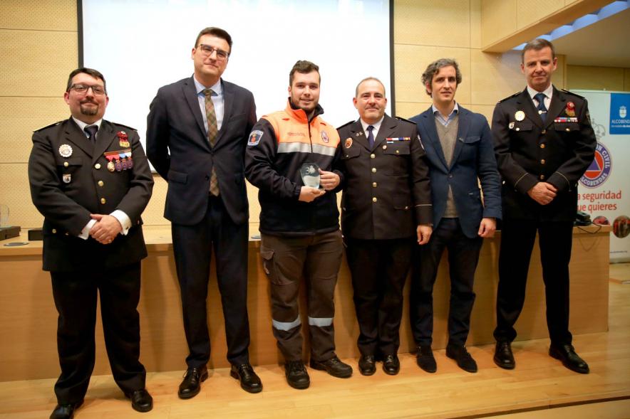 Entrega Medallas de Protección Civil - Imagen del vicealcalde Miguel Ángel Arranz, el concejal Aitor Retolaza,el jefe de la Policía Local Antonio Pardo y el responsable de Protección Civil Moisés Álvarez junto a unos condecorados.