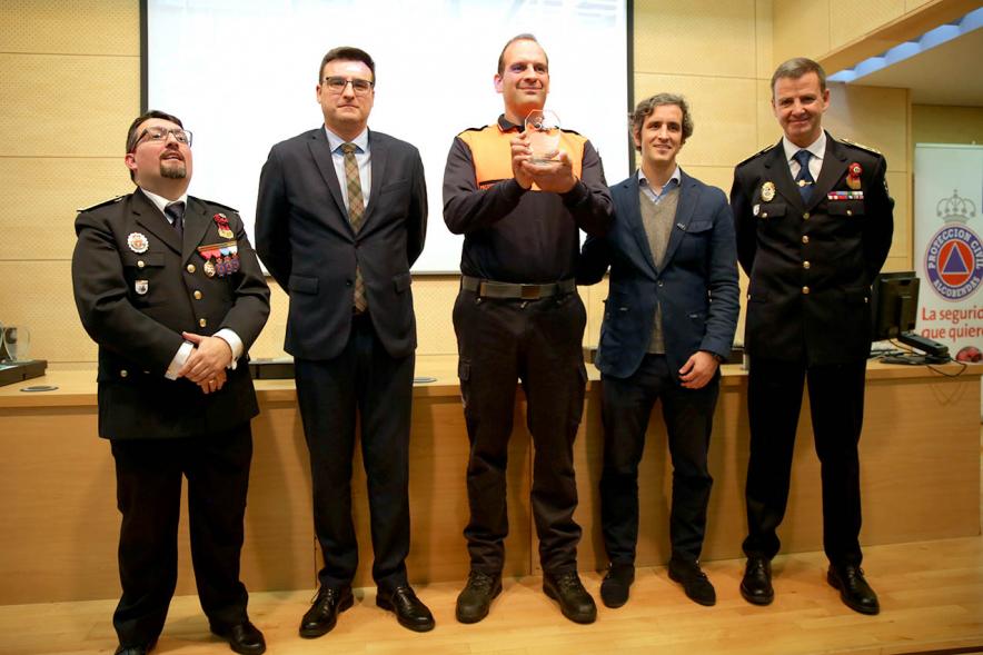 Entrega Medallas de Protección Civil - Imagen del vicealcalde Miguel Ángel Arranz, el concejal Aitor Retolaza,el jefe de la Policía Local Antonio Pardo y el responsable de Protección Civil Moisés Álvarez junto a un condecorado.