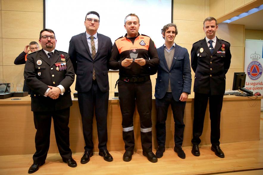 Entrega Medallas de Protección Civil - Imagen del vicealcalde de Alcobendas Miguel Ángel Arranz, el concejal Aitor Retolaza,el jefe de la Policía Local Antonio Pardo y el responsable de Protección Civil Moisés Álvarez junto a un condecorado.