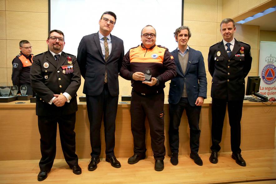 Entrega Medallas de Protección Civil Imagen del vicealcalde de Alcobendas Miguel Ángel Arranz, el concejal Aitor Retolaza,el jefe de la Policía Local Antonio Pardo y el responsable de Protección Civil Moisés Álvarez junto a un condecorado.