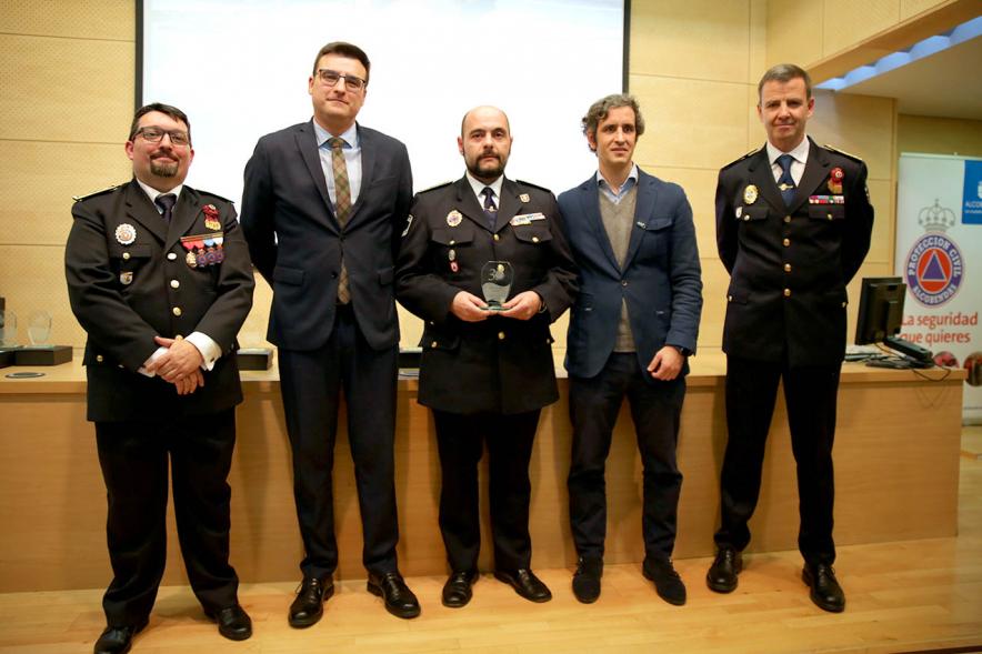 Entrega Medallas de Protección Civil -Imagen del vicealcalde de Alcobendas Miguel Ángel Arranz, el concejal Aitor Retolaza,el jefe de la Policía Local Antonio Pardo y el responsable de Protección Civil Moisés Álvarez junto a un condecorado.