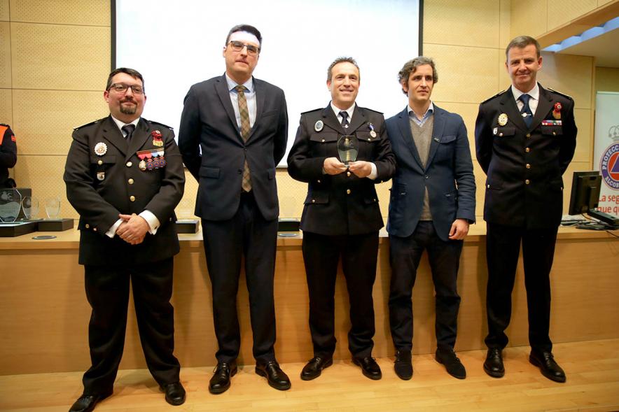 Entrega Medallas de Protección Civil - Imagen del vicealcalde de Alcobendas Miguel Ángel Arranz, el concejal Aitor Retolaza,el jefe de la Policía Local Antonio Pardo y el responsable de Protección Civil Moisés Álvarez junto a un condecorado.