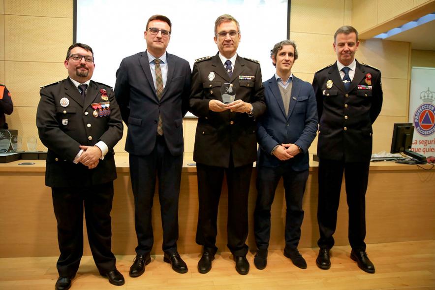 Entrega Medallas de Protección Civil - Imagen del vicealcalde de Alcobendas Miguel Ángel Arranz, el concejal Aitor Retolaza,el jefe de la Policía Local Antonio Pardo y el responsable de Protección Civil Moisés Álvarez junto a un condecorado.