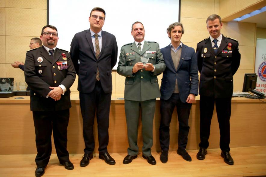 Entrega Medallas de Protección Civil - Imagen del vicealcalde de Alcobendas Miguel Ángel Arranz, el concejal Aitor Retolaza,el jefe de la Policía Local Antonio Pardo y el responsable de Protección Civil Moisés Álvarez junto a un condecorado.