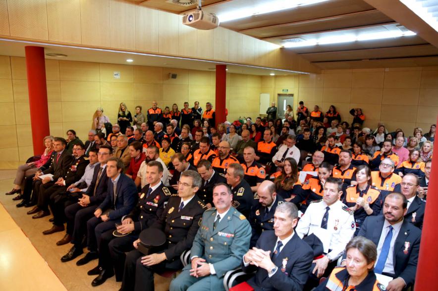 Entrega Medallas de Protección Civil - Imagen panorámica de todas las personas asistentes al acto, en primera fila tenemos a todas las autoridades.