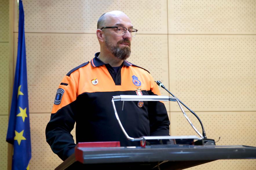 Entrega Medallas de Protección Civil - Imagen de un miembro de Protección Civil en un momento de su discurso.