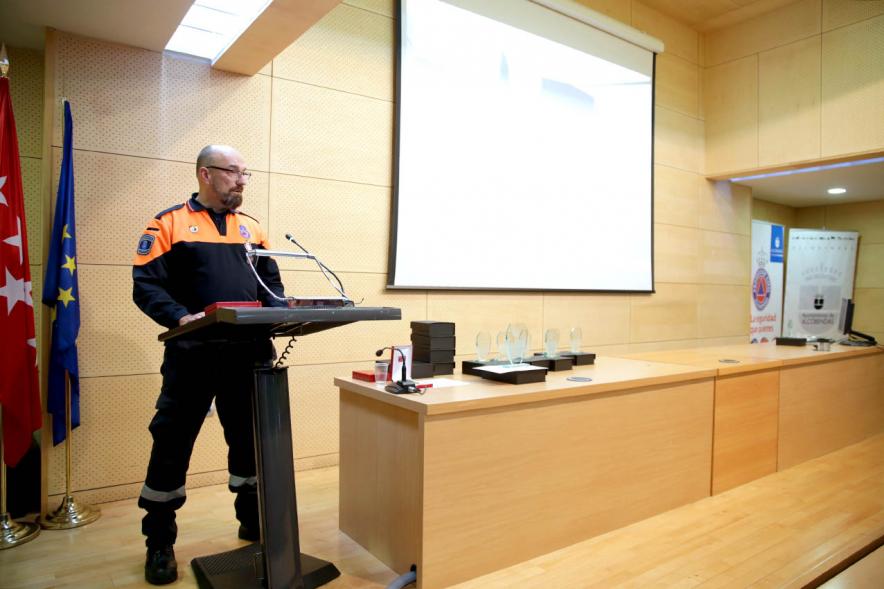 Entrega Medallas de Protección Civil - Imagen de un miembro de Protección Civil en un momento de su discurso.