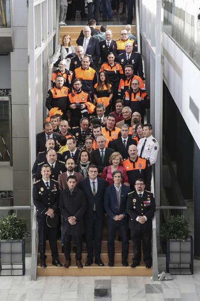 Entrega Medallas de Protección Civil - Imagen de un posado de todas las autoridades y todos los condecorados. 