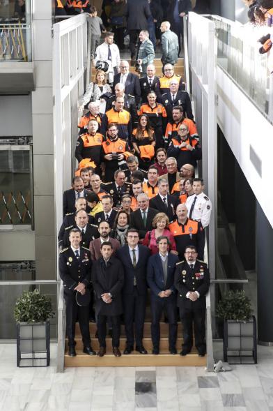 Entrega Medallas de Protección Civil - Imagen de un posado de todas las autoridades y todos los condecorados. 